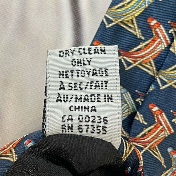 The Metropolitan Museum of Art men’s silk neck tie - Picture 7 of 7